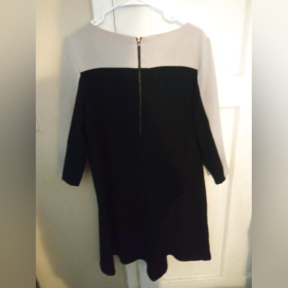 Woman's dress - Picture 2 of 3